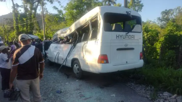 Autobus escolar accidentado en Hato Mayor. Fuente externa