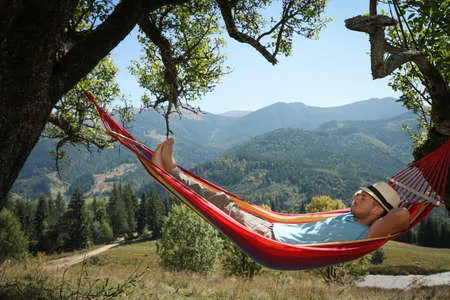 179802437-hombre-descansando-en-una-hamaca-al-aire-libre-en-un-dia-soleado-1