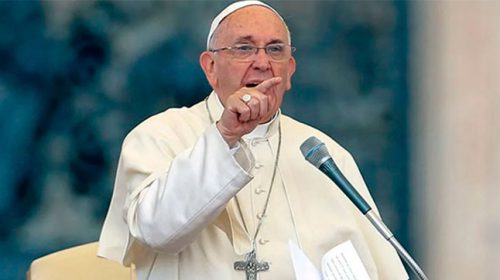 El papa Francisco desea esperanza para los países abrumados por deudas y profanados por la guerra