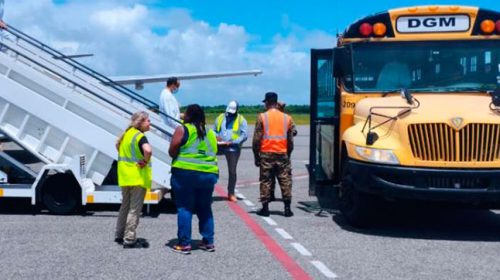 135 dominicanos deportados desde Luisiana llegan a la terminal de Las Américas